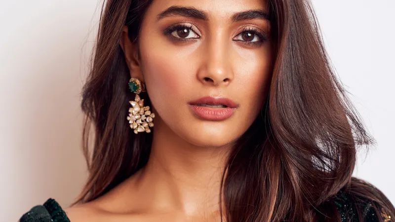 Pooja Hegde肖像为MAXIM