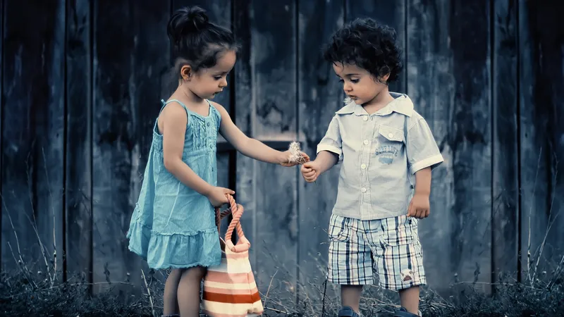 可爱的女孩可爱的男孩